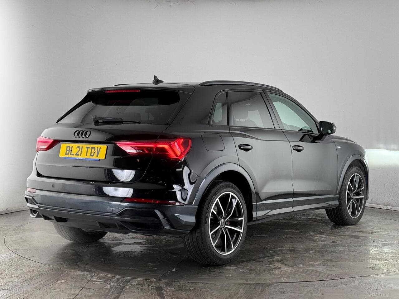 Audi Q3 thumbnail Rear Right