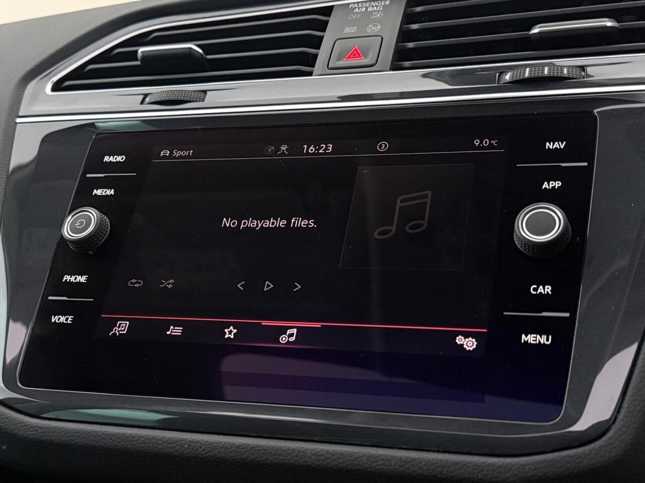 Volkswagen Tiguan thumbnail Infotainment System