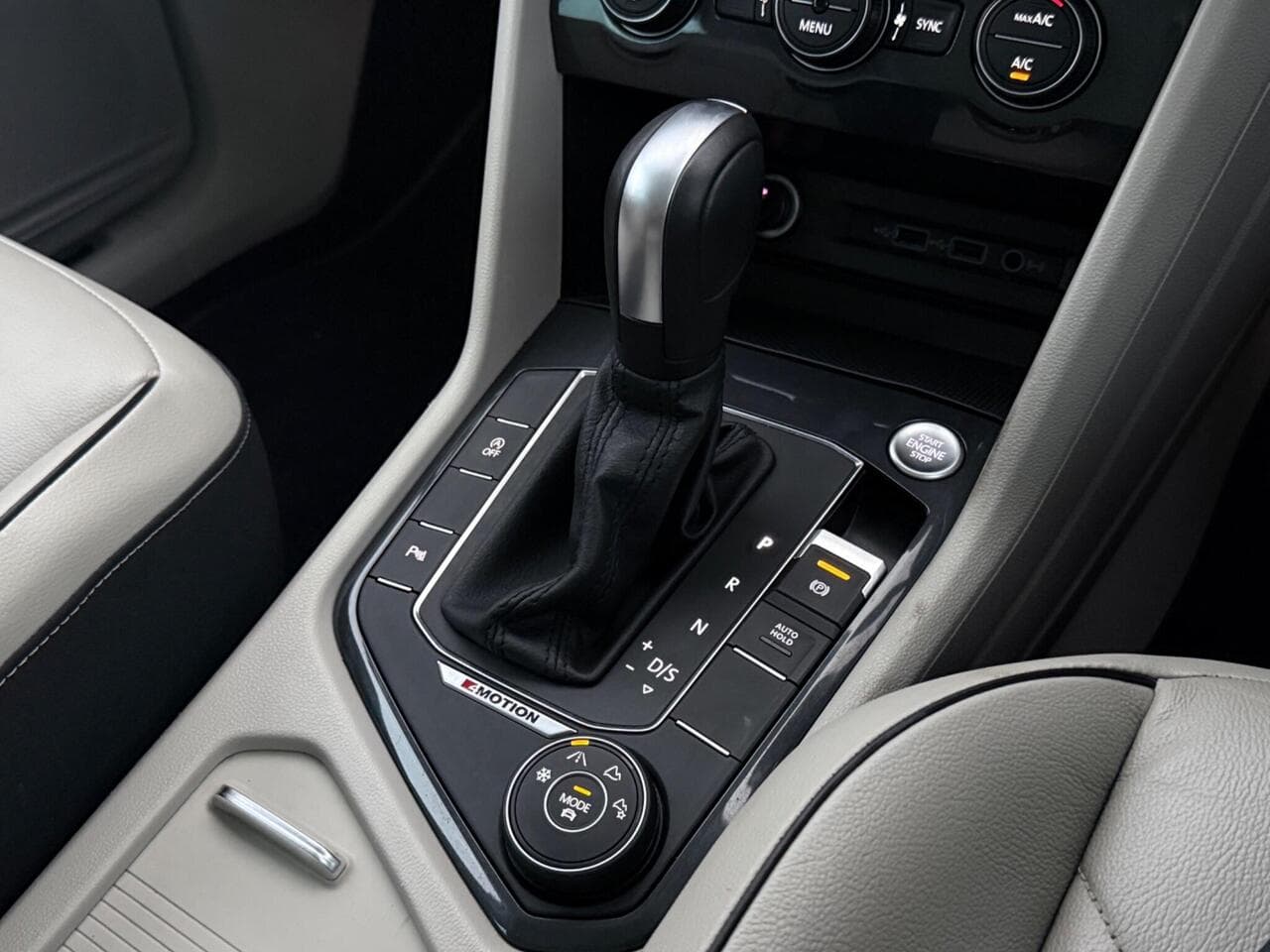 Volkswagen Tiguan thumbnail Interior Front