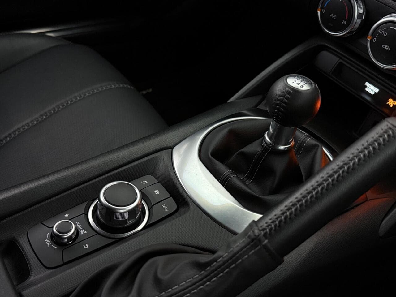Mazda MX-5 thumbnail Interior Front