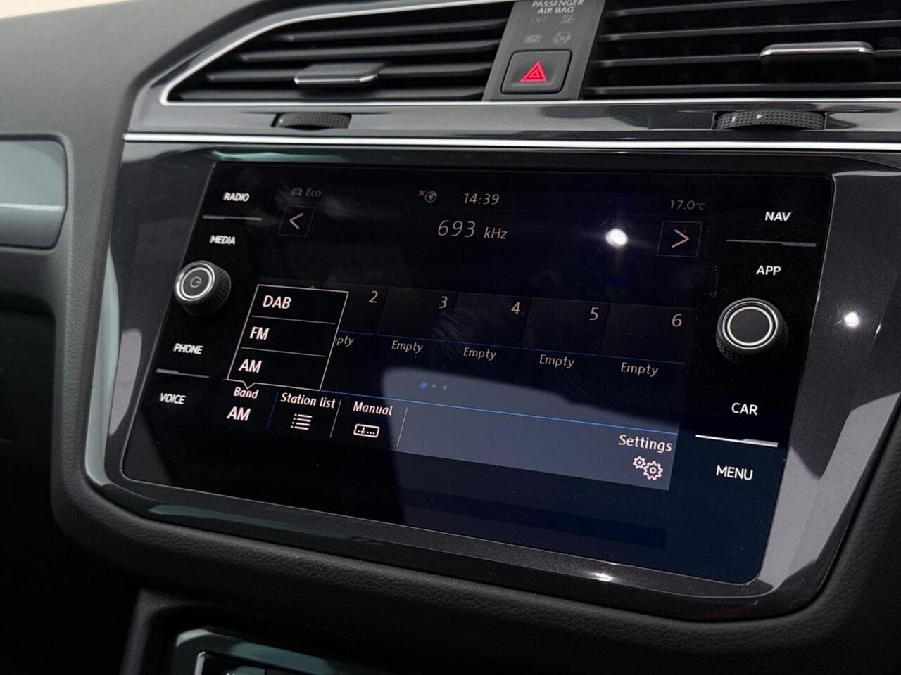 Volkswagen Tiguan thumbnail Infotainment System