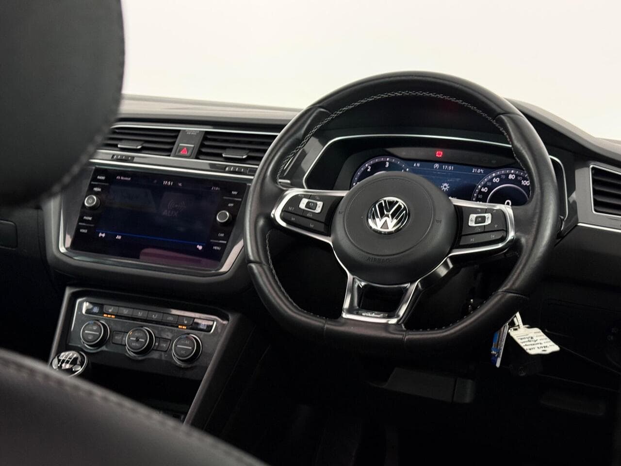 Volkswagen Tiguan thumbnail Steering Wheel