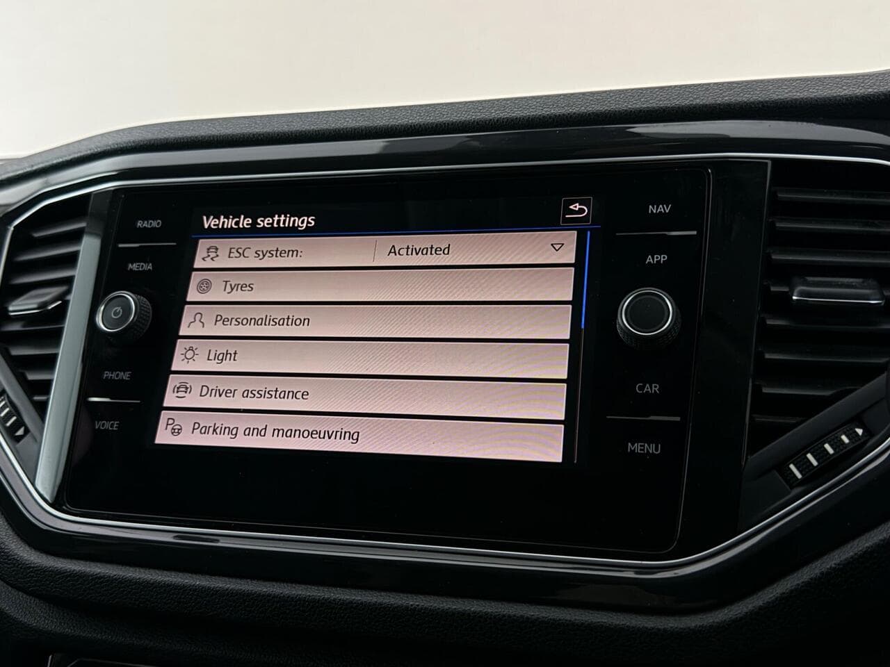 Volkswagen T-Roc thumbnail Infotainment System