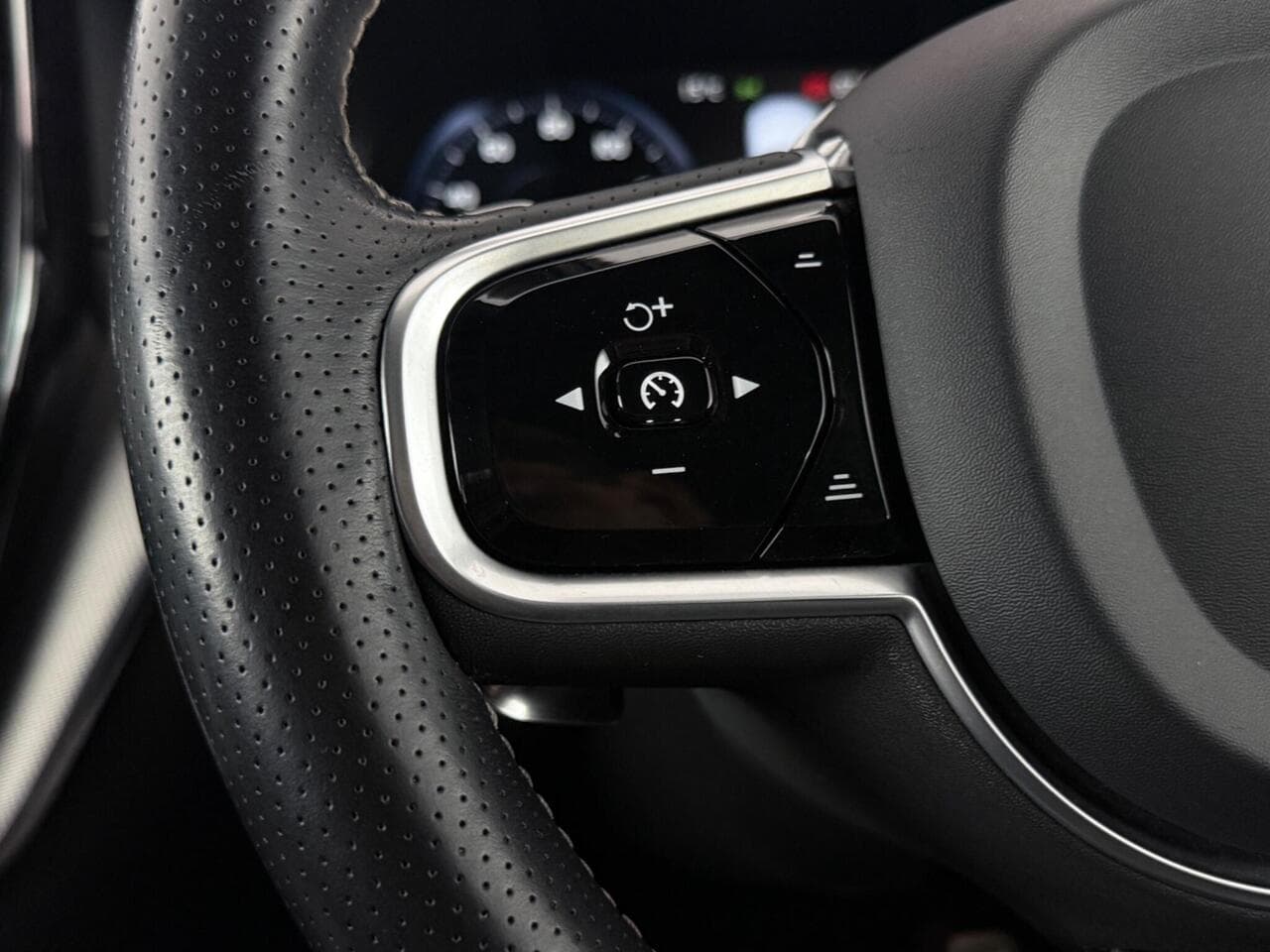 Volvo XC60 thumbnail Misc Controls