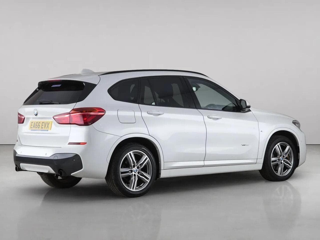 BMW X1 thumbnail Rear Right