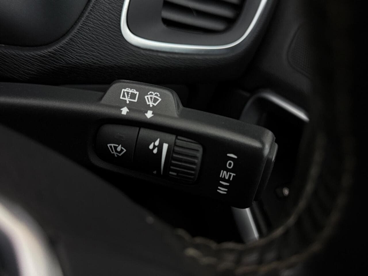 Volvo V40 thumbnail Misc Controls