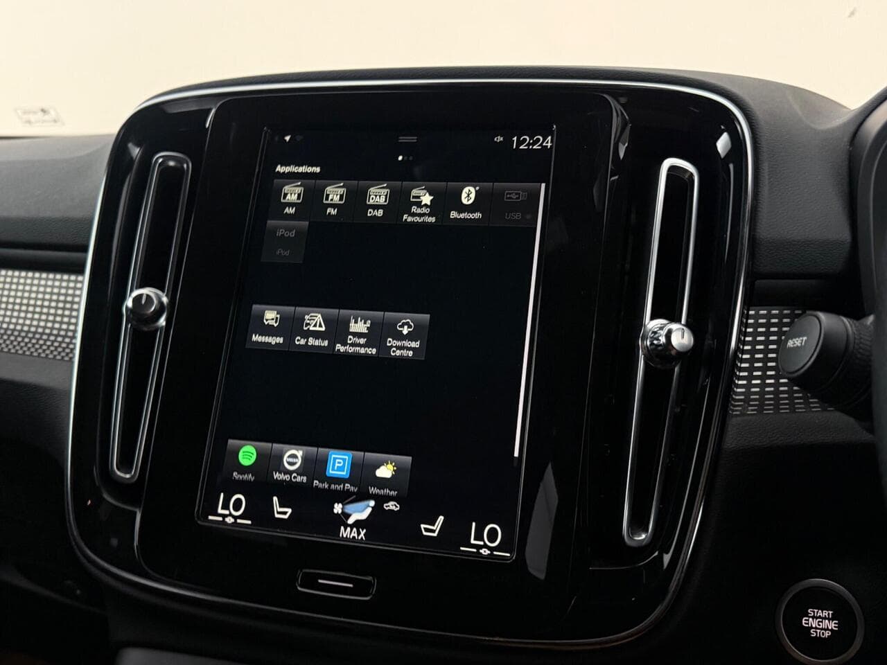 Volvo XC40 thumbnail Infotainment System