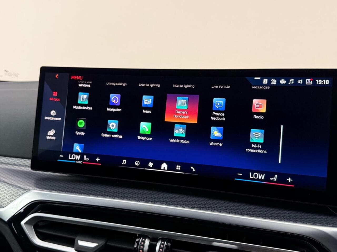 BMW i4 thumbnail Infotainment System