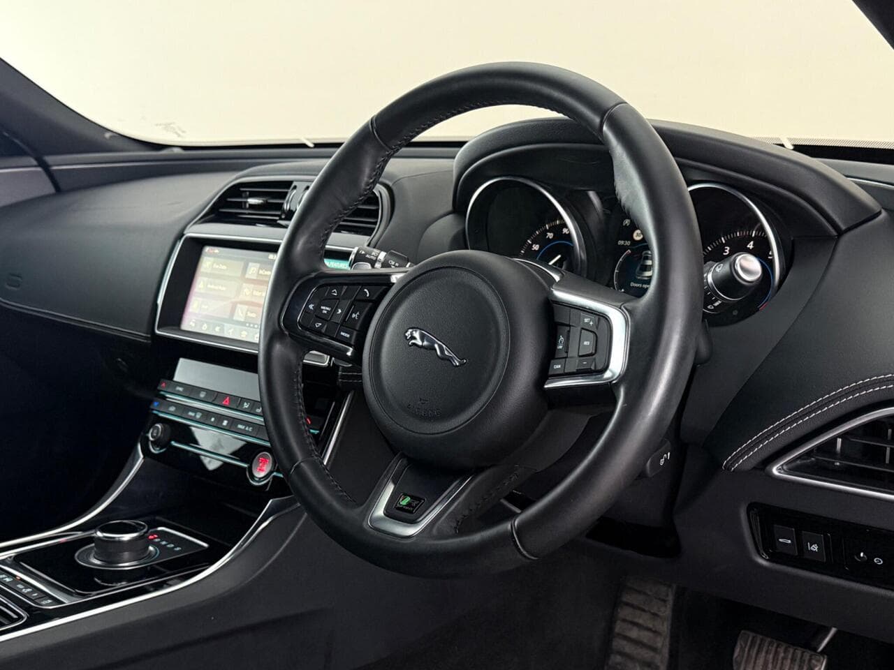 Jaguar XE thumbnail Steering Wheel