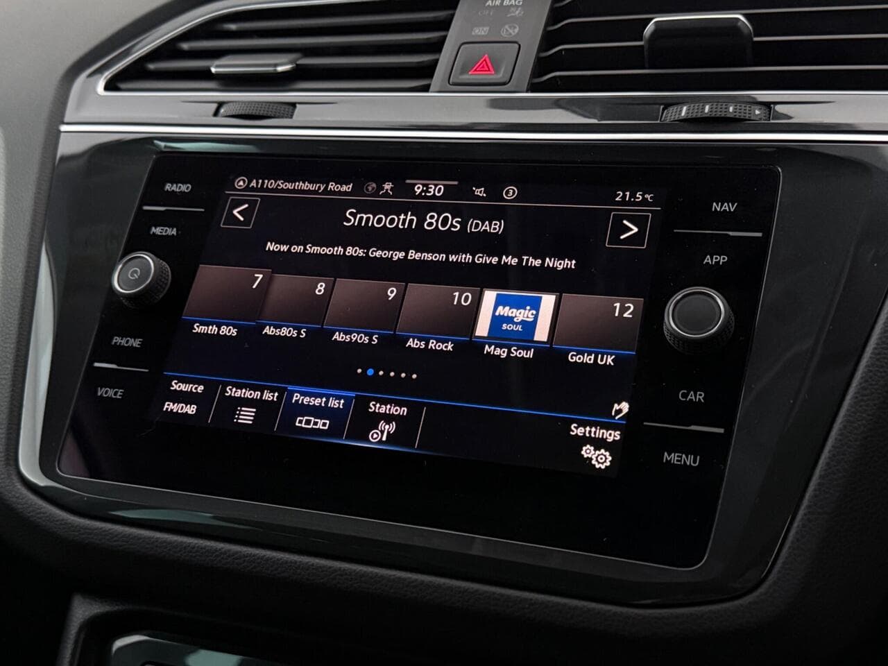 Volkswagen Tiguan thumbnail Infotainment System