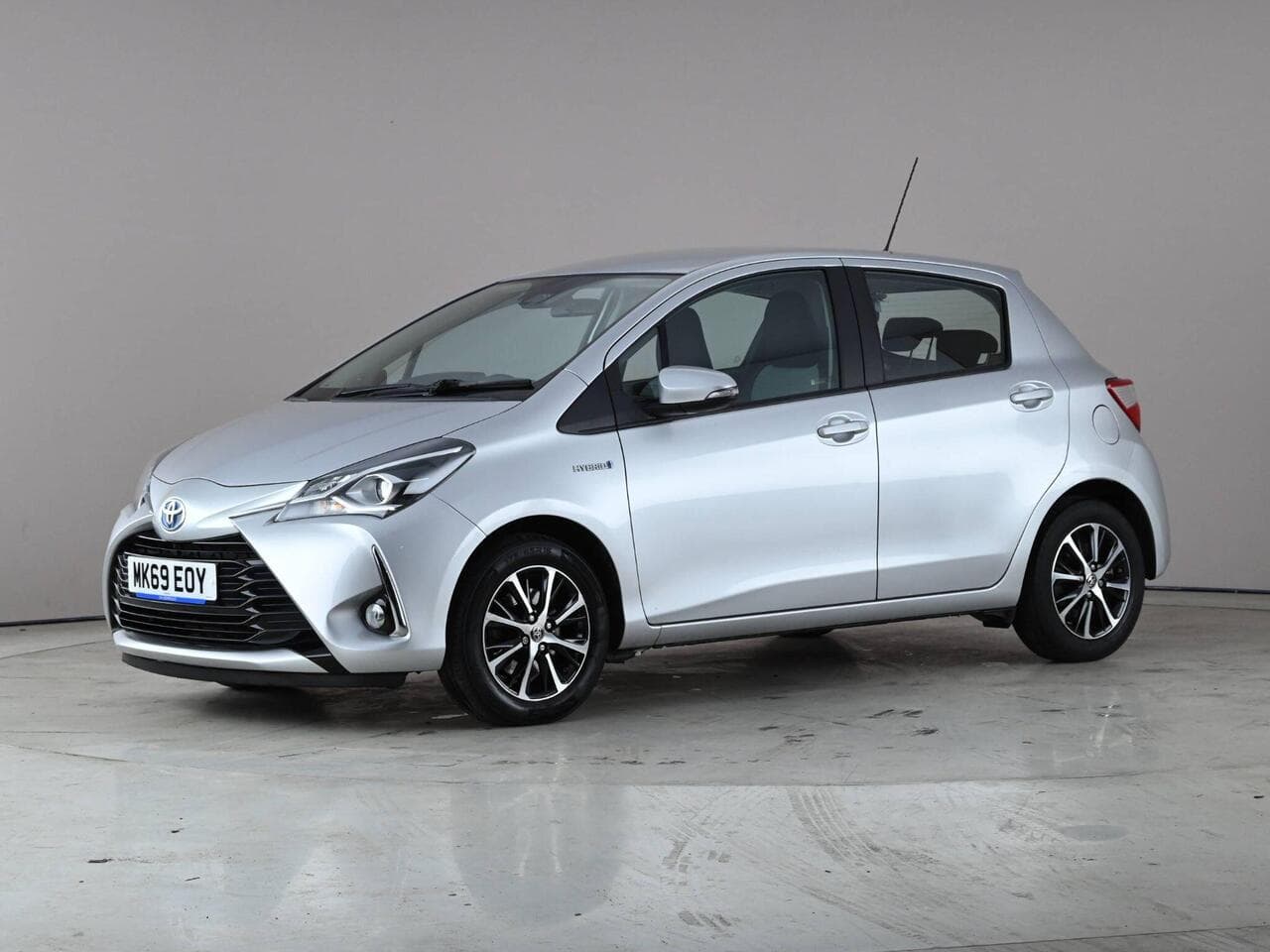Toyota Yaris thumbnail Front Left