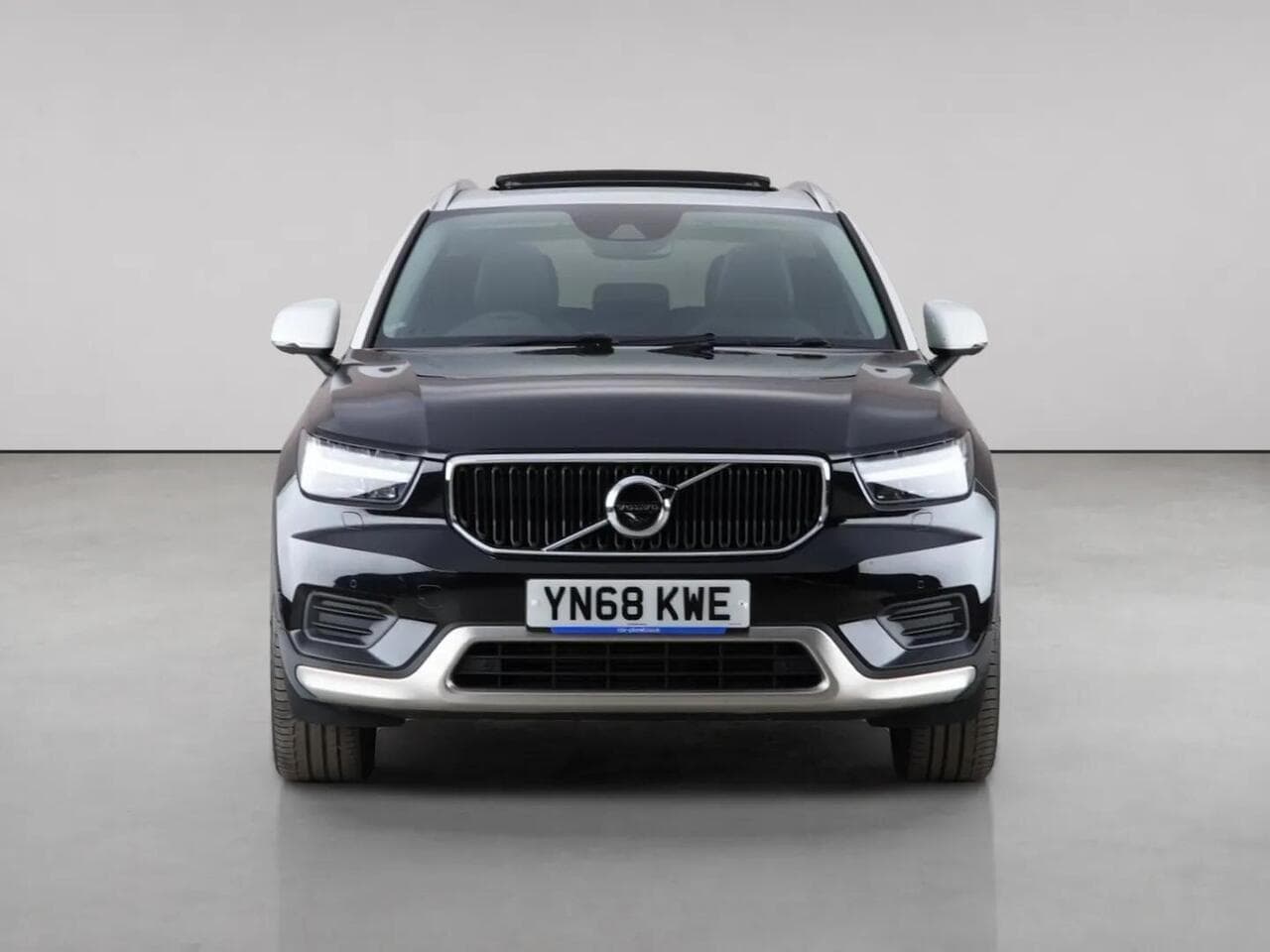 Volvo XC40 thumbnail Front