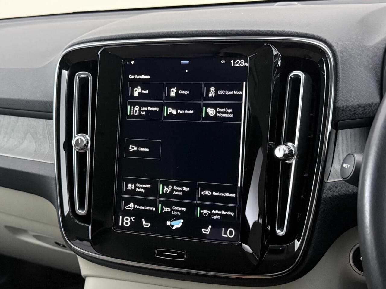 Volvo XC40 thumbnail Infotainment System