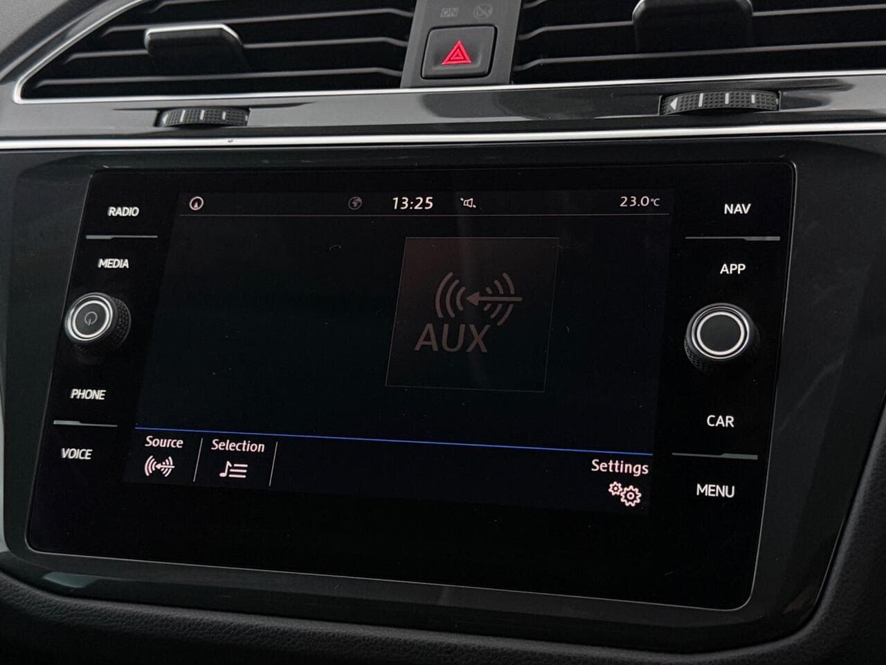 Volkswagen Tiguan thumbnail Infotainment System