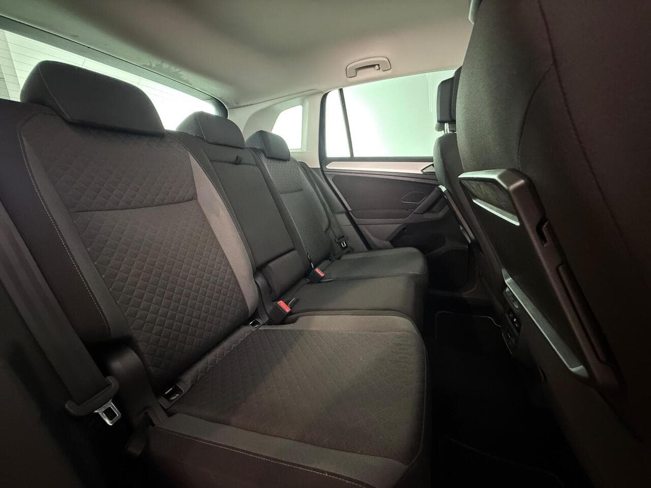 Volkswagen Tiguan thumbnail Seats Rear