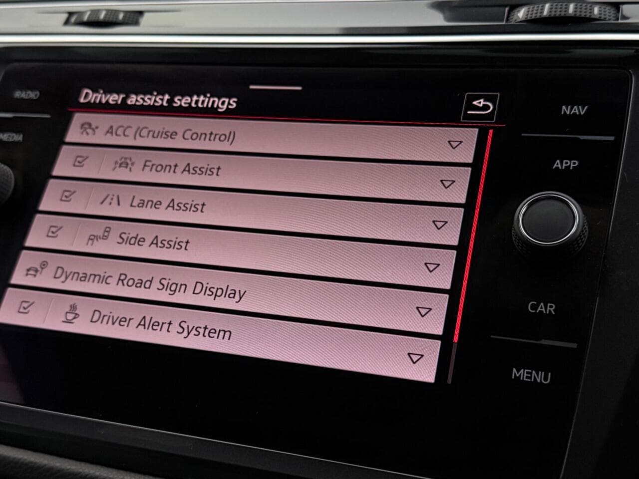 Volkswagen Tiguan thumbnail Infotainment System