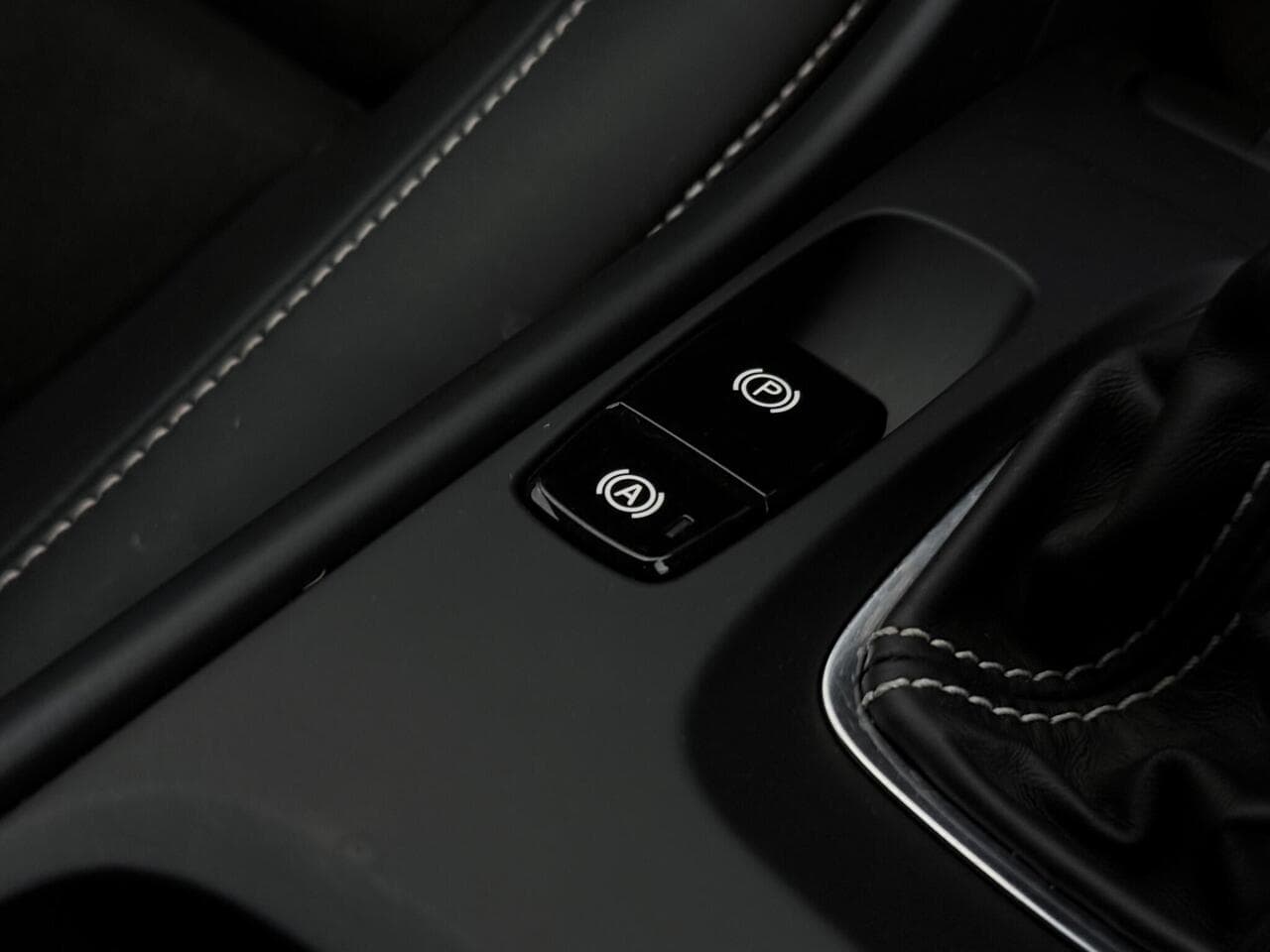 Volvo XC40 thumbnail Misc Controls