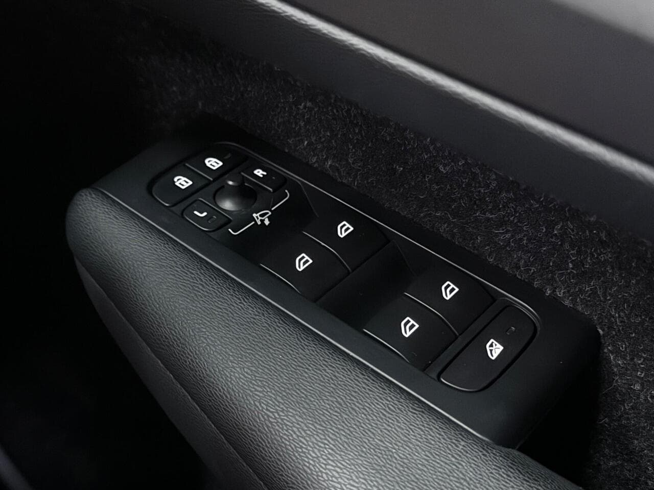 Volvo XC40 thumbnail Misc Controls