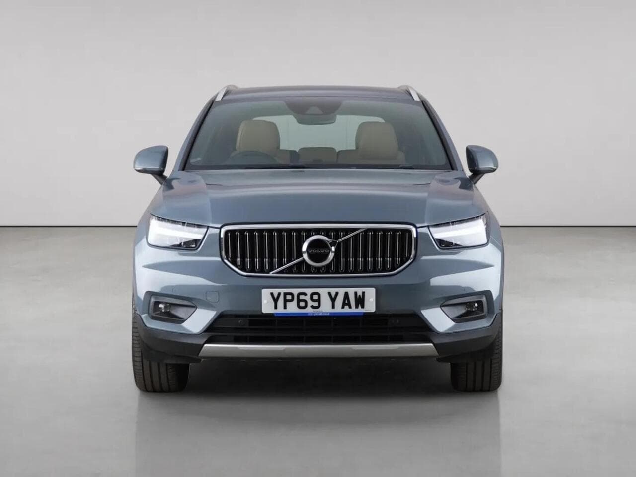 Volvo XC40 thumbnail Front
