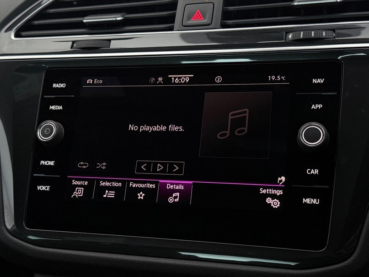 Volkswagen Tiguan thumbnail Infotainment System