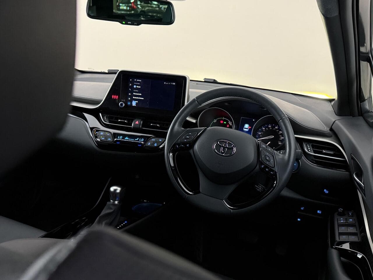 Toyota C-HR thumbnail Interior Front