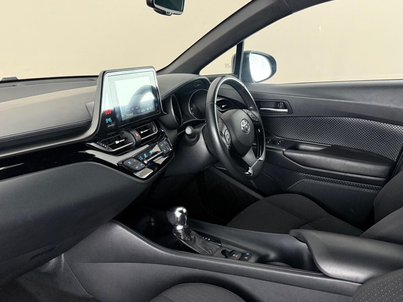 Toyota C-HR thumbnail Interior Front