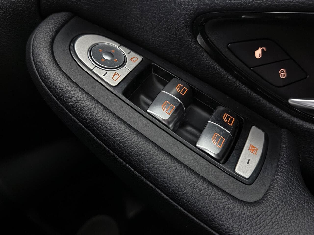 Mercedes-Benz C Class thumbnail Misc Controls