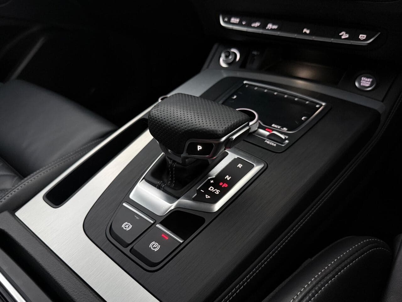 Audi Q5 thumbnail Interior Front