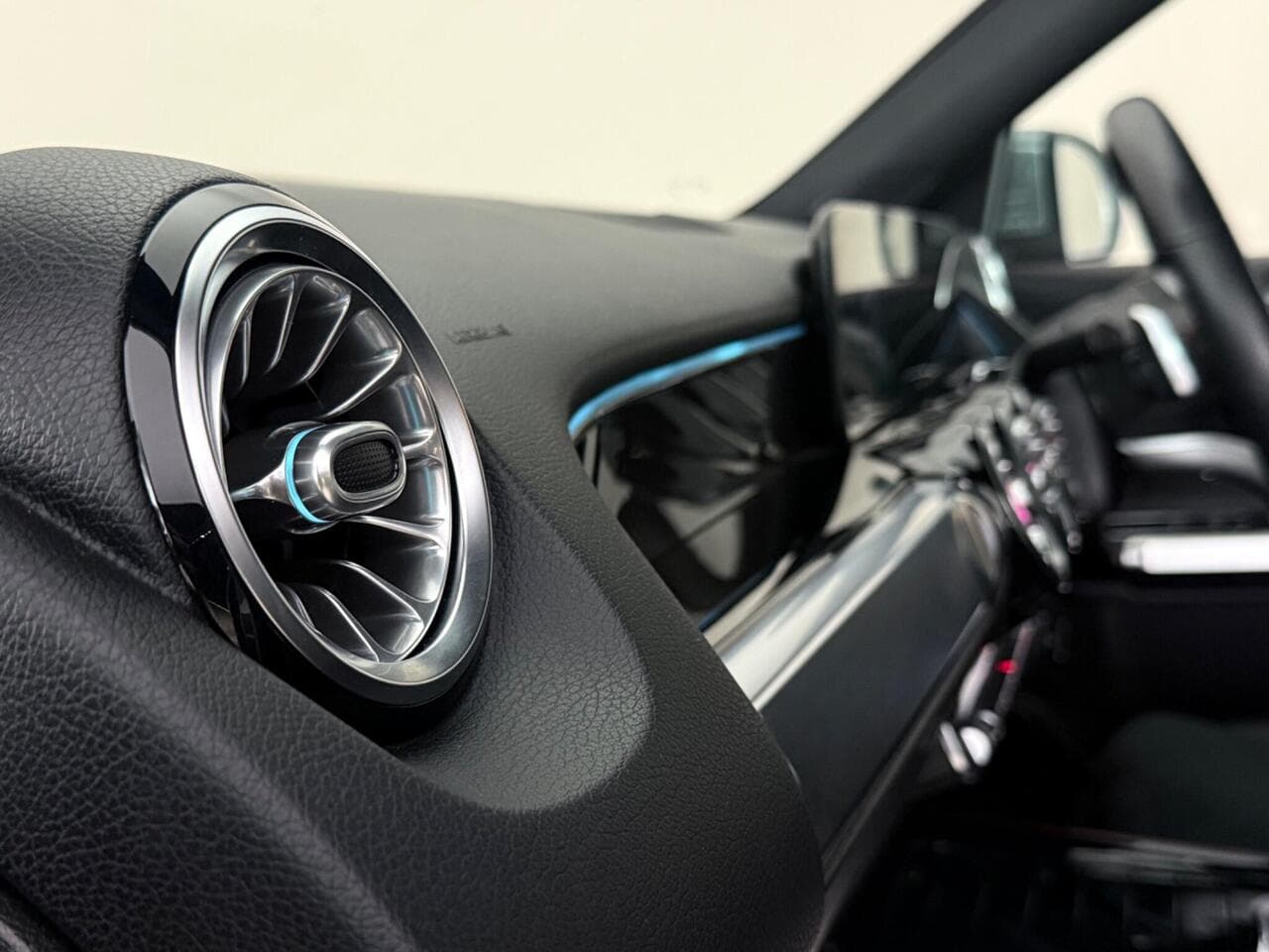 Mercedes-Benz GLB thumbnail Interior Front