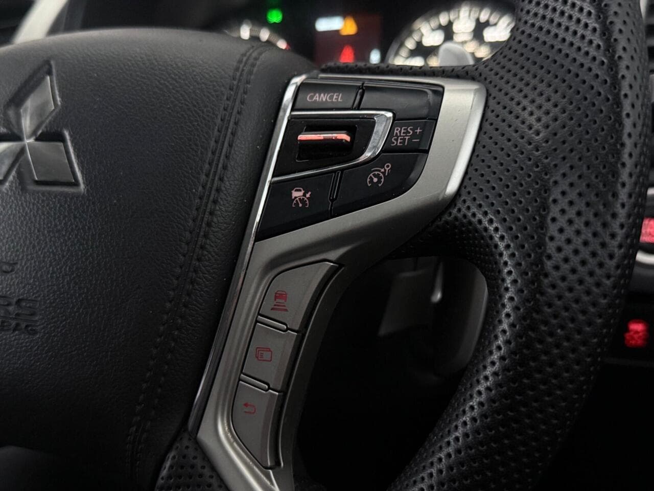Mitsubishi Shogun Sport thumbnail Misc Controls