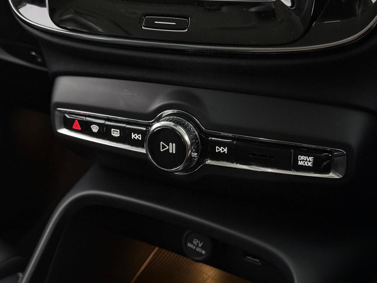 Volvo XC40 thumbnail Misc Controls