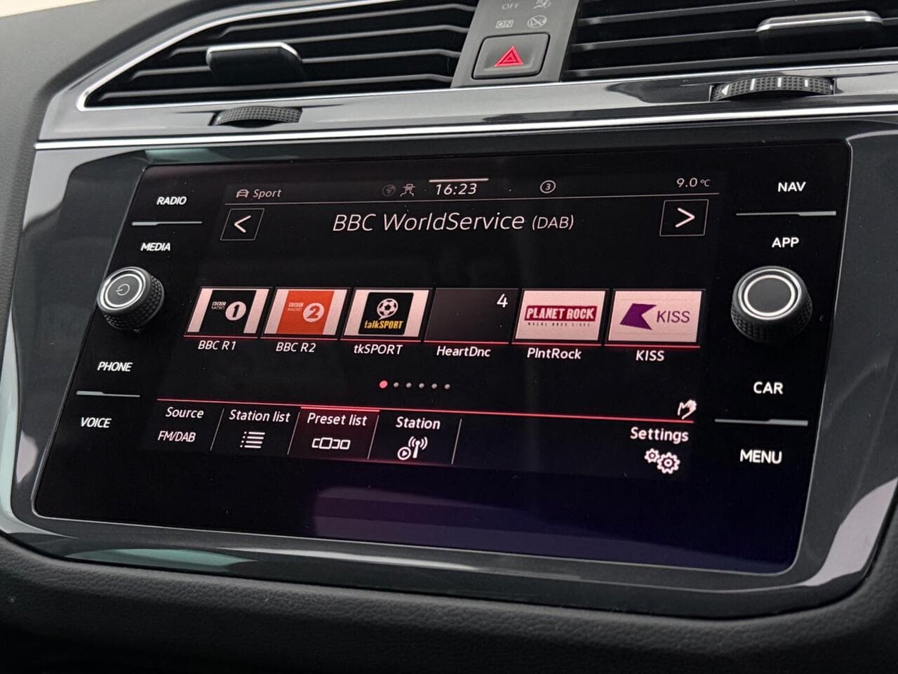 Volkswagen Tiguan thumbnail Infotainment System