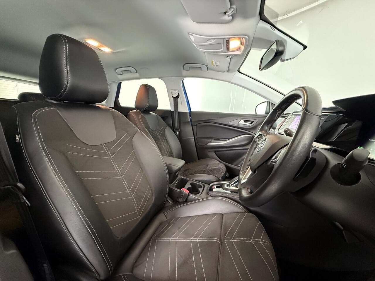 Vauxhall Grandland thumbnail Seat Driver