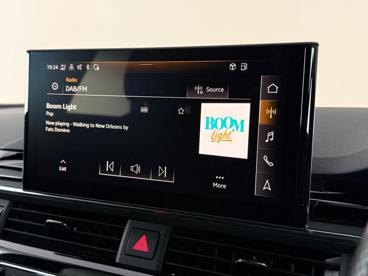 Audi A4 Avant thumbnail Infotainment System