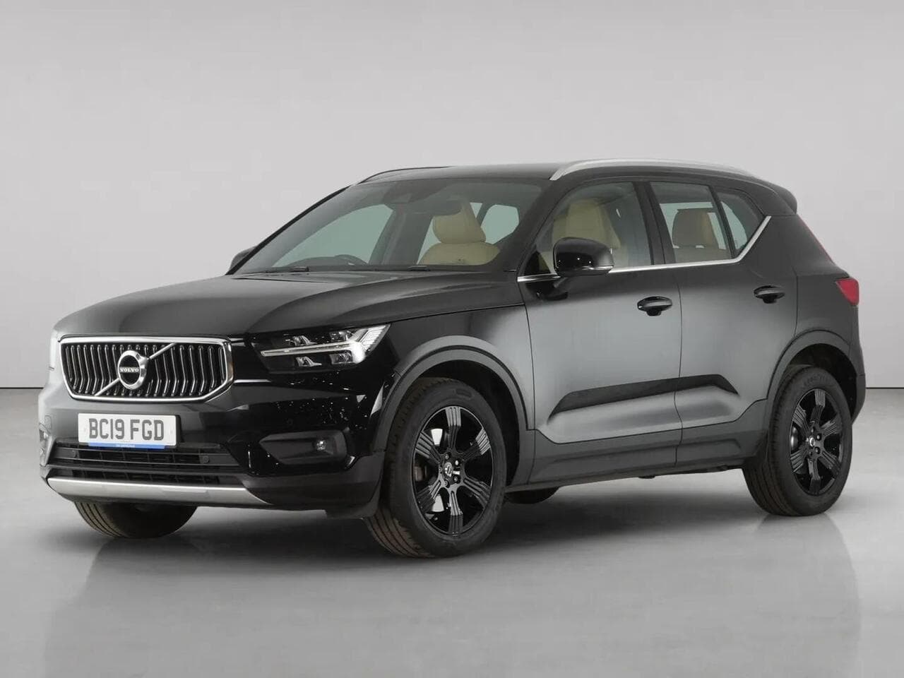 Volvo XC40 thumbnail Front Left