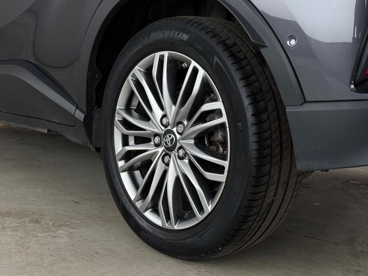 Toyota C-HR thumbnail Wheel