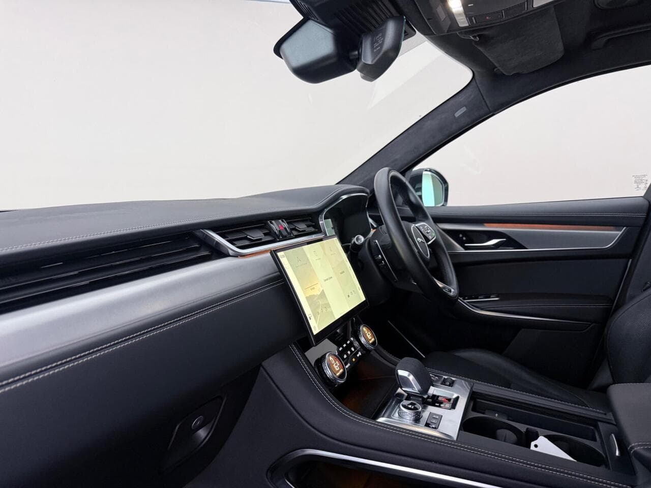 Jaguar F-PACE thumbnail Interior Front