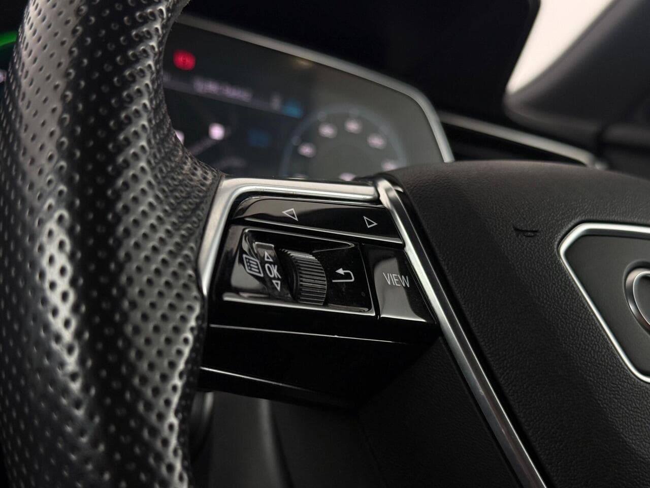 Audi e-tron thumbnail Misc Controls