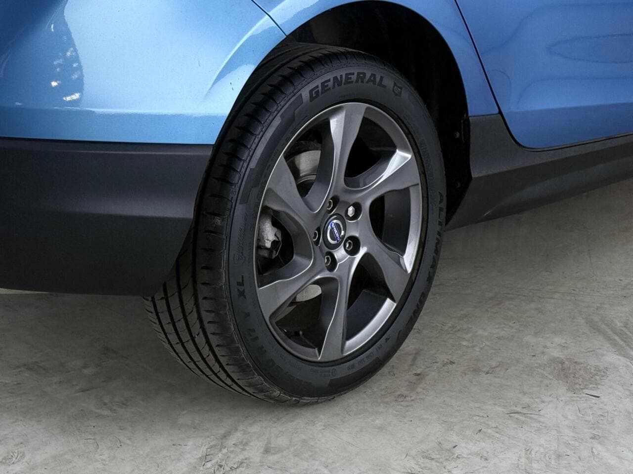 Volvo V40 Cross Country thumbnail Wheel