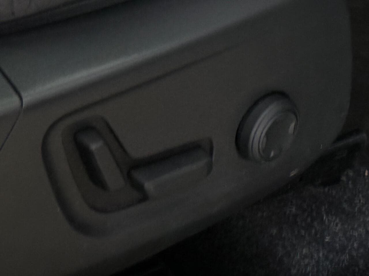 Volvo XC40 thumbnail Misc Controls