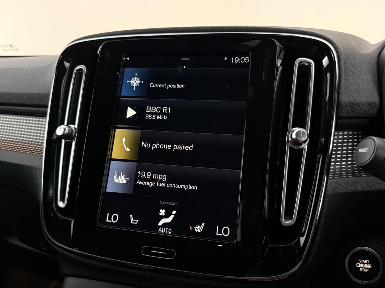 Volvo XC40 thumbnail Infotainment System