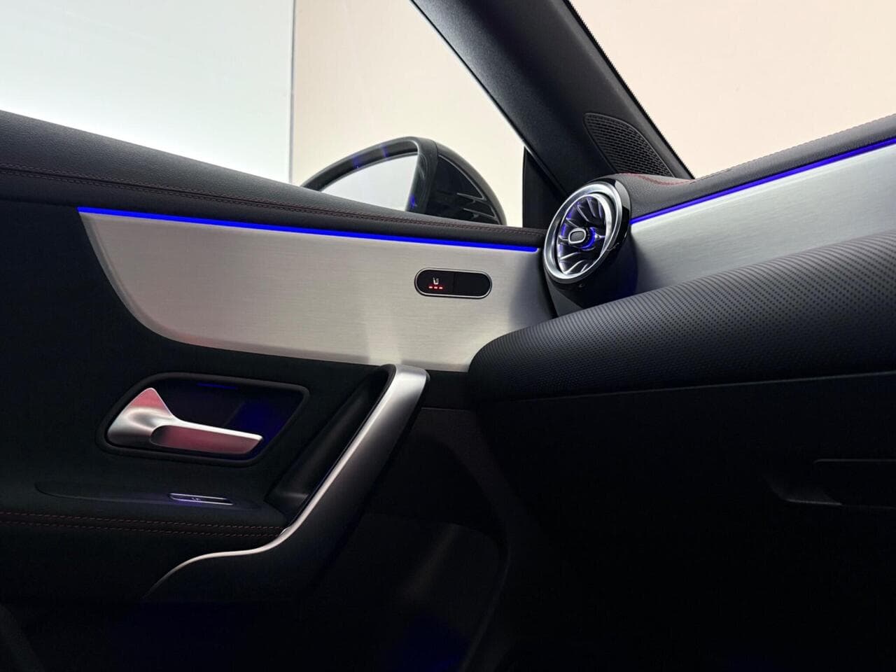 Mercedes-Benz CLA thumbnail Interior Front