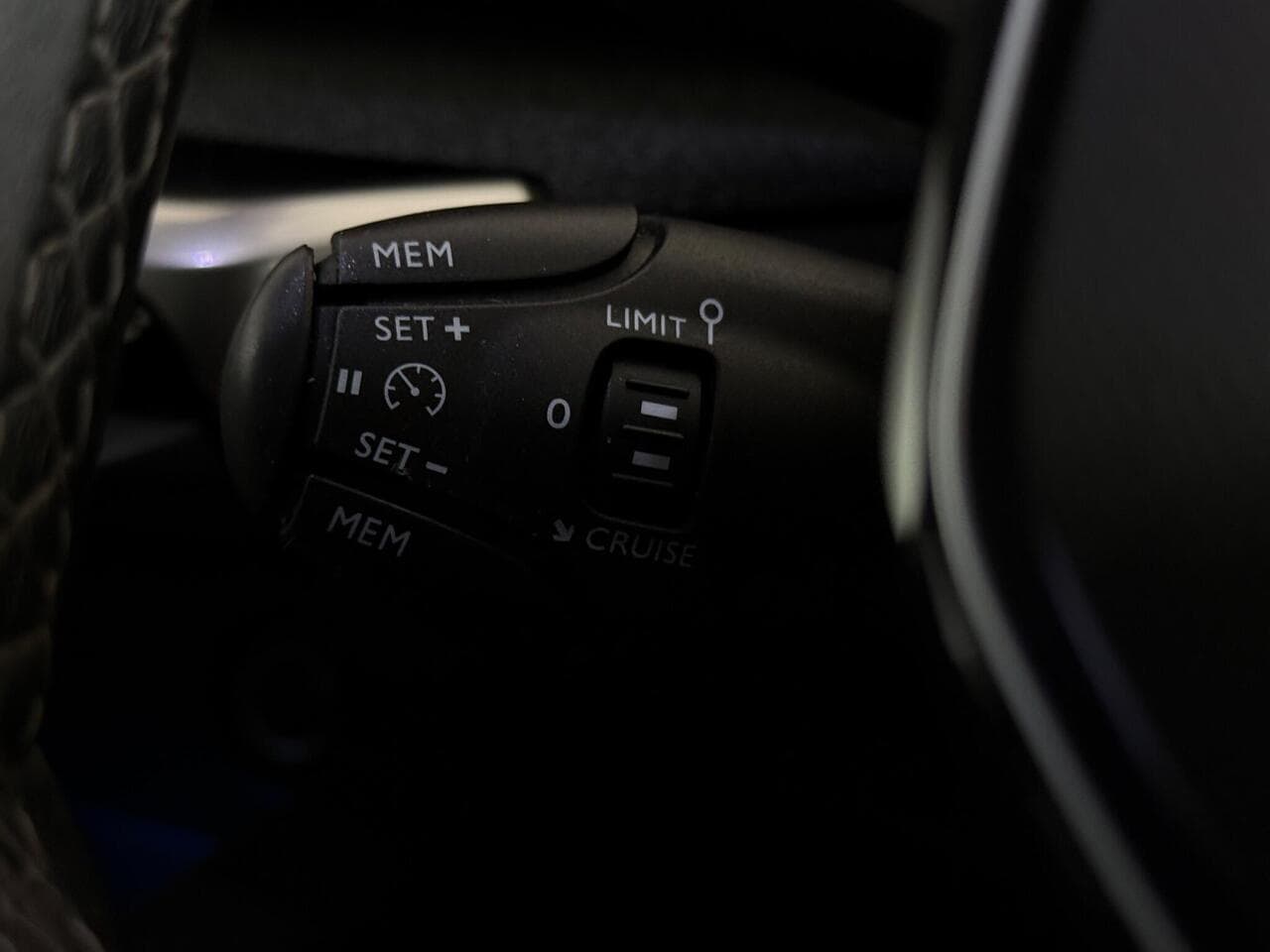 Peugeot 3008 thumbnail Misc Controls