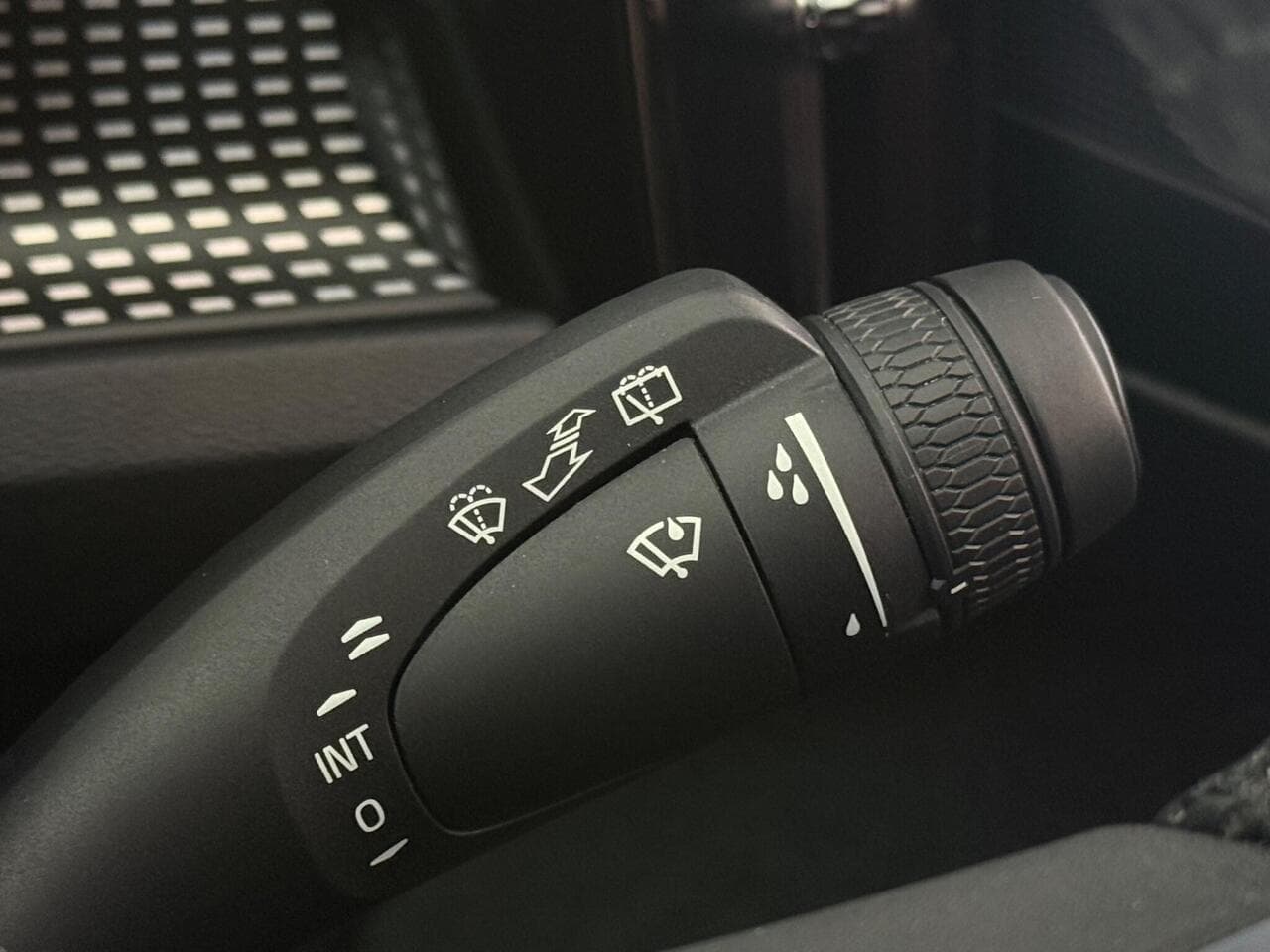 Volvo XC40 thumbnail Misc Controls