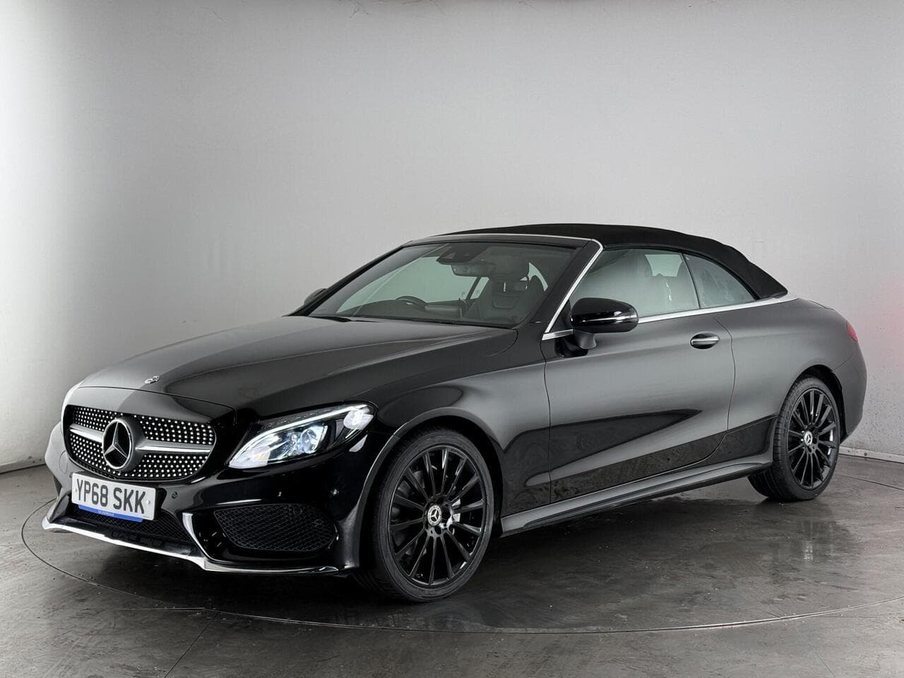 Mercedes-Benz C Class thumbnail Front Left