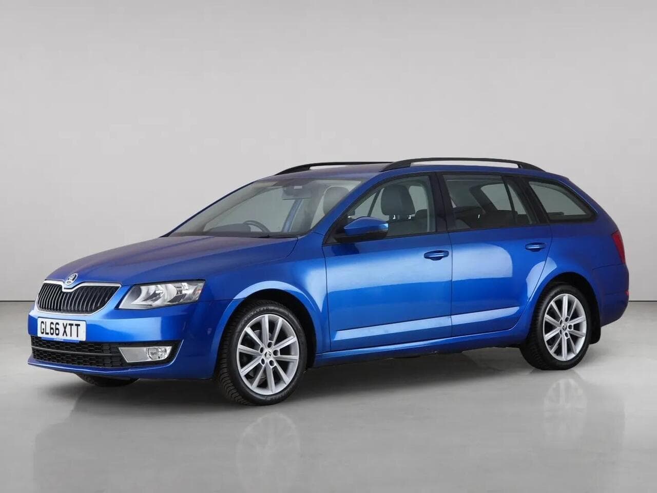 Skoda Octavia thumbnail Front Left