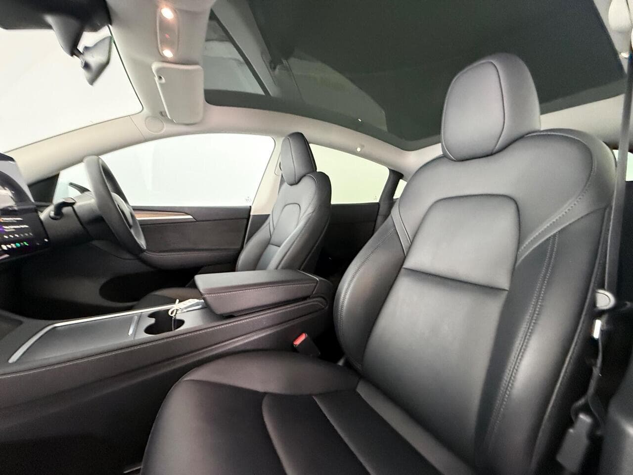 Tesla Model Y thumbnail Seat Front Passenger
