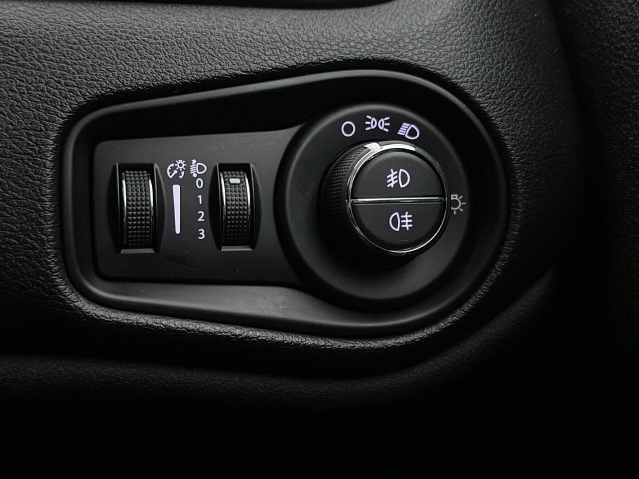 Jeep Renegade thumbnail Misc Controls