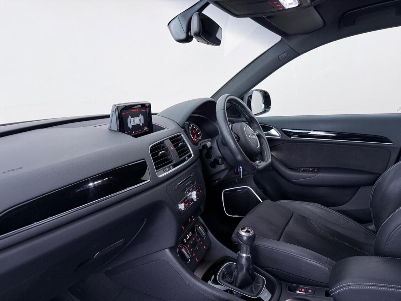 Audi Q3 thumbnail Interior Front