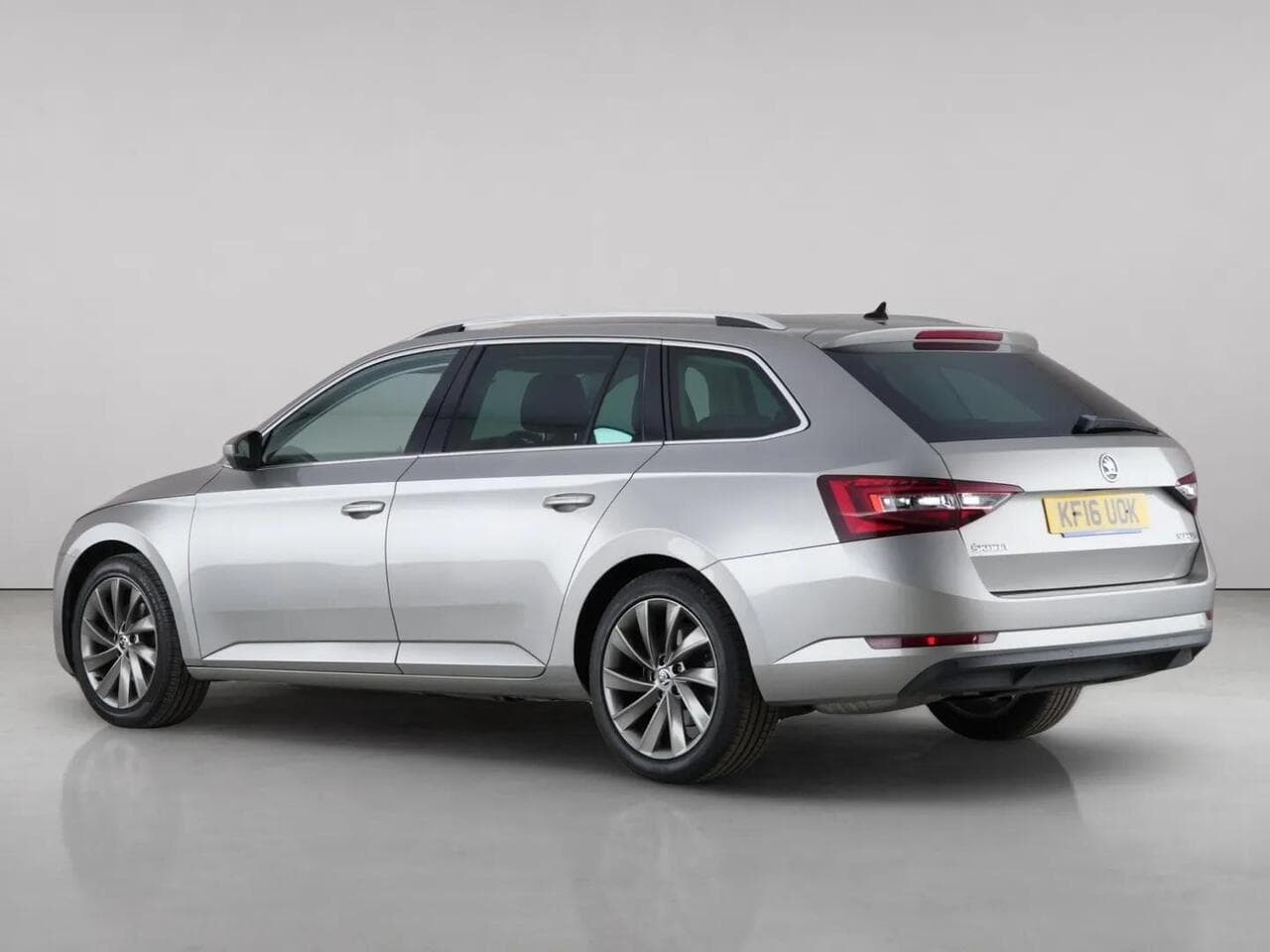 Skoda Superb thumbnail Rear Left